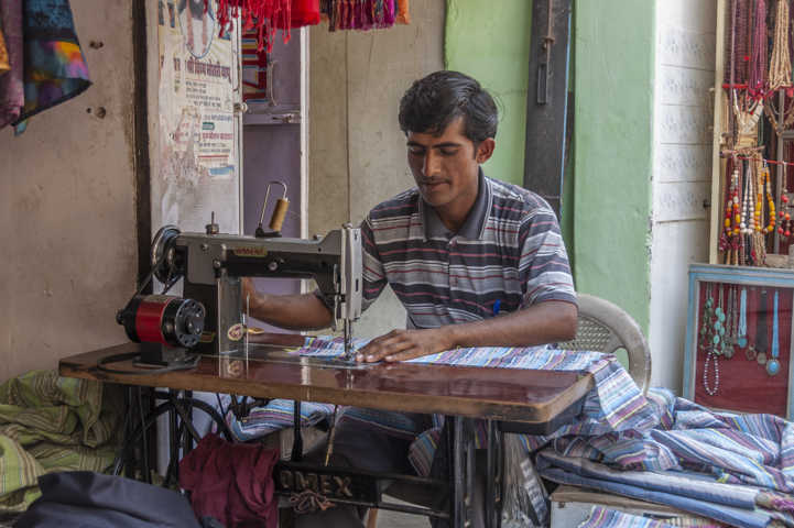 27 - India - Pushkar - hombre cosiendo